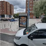 Mupi en la Avenida Juan Carlos I frente al residencial Villa Luz en Cuenca